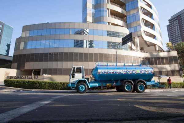 transporte de água para abastecimento de Hospitais