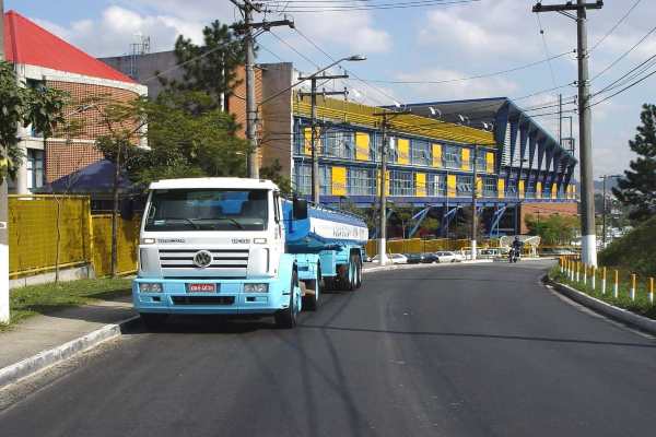 Transporte de água para abastecimento de escolas