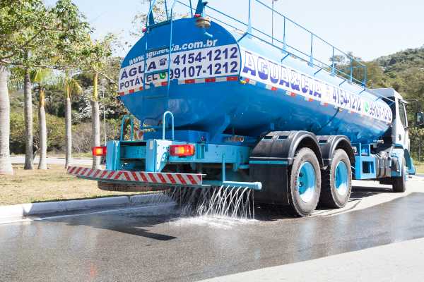 transporte de água para limpeza de vias