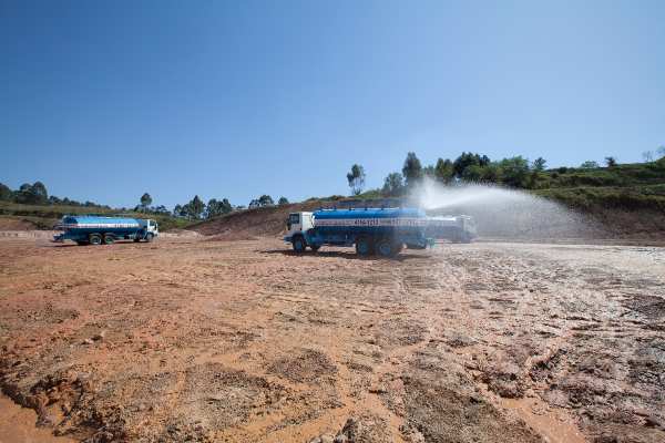 transporte de água para umectação de solo em obras