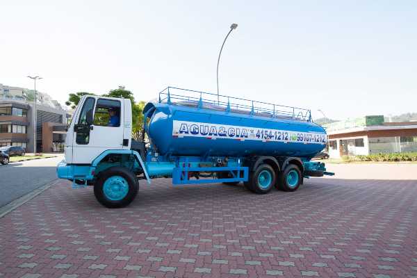 Transporte de água para condomínios residenciais