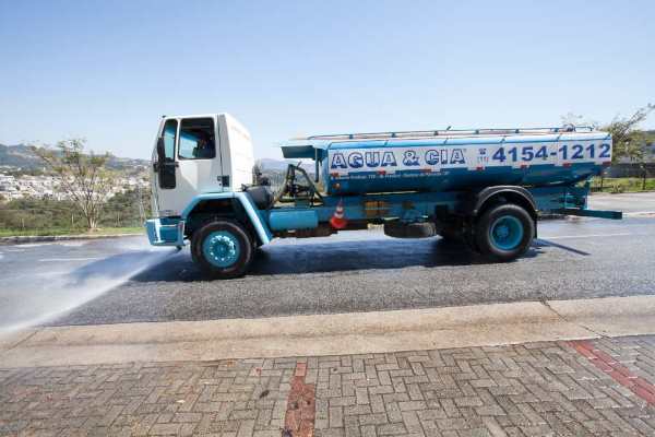 trasnporte de água para lavagem de patios