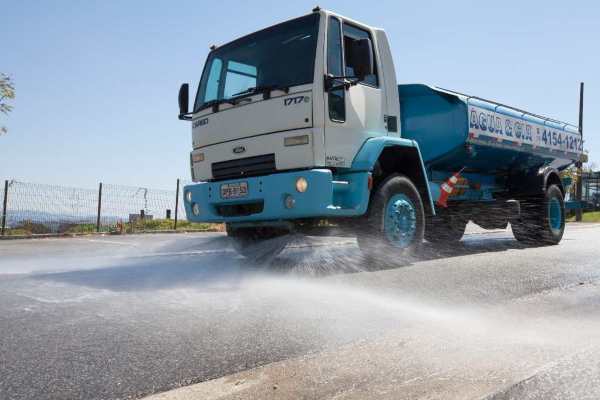 trasnporte de água para lavagem de ruas