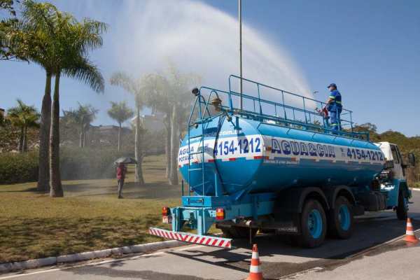 transporte de água para produção e ventos