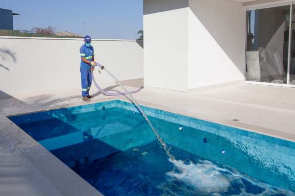 Transporte de água para abastecimento de piscinas